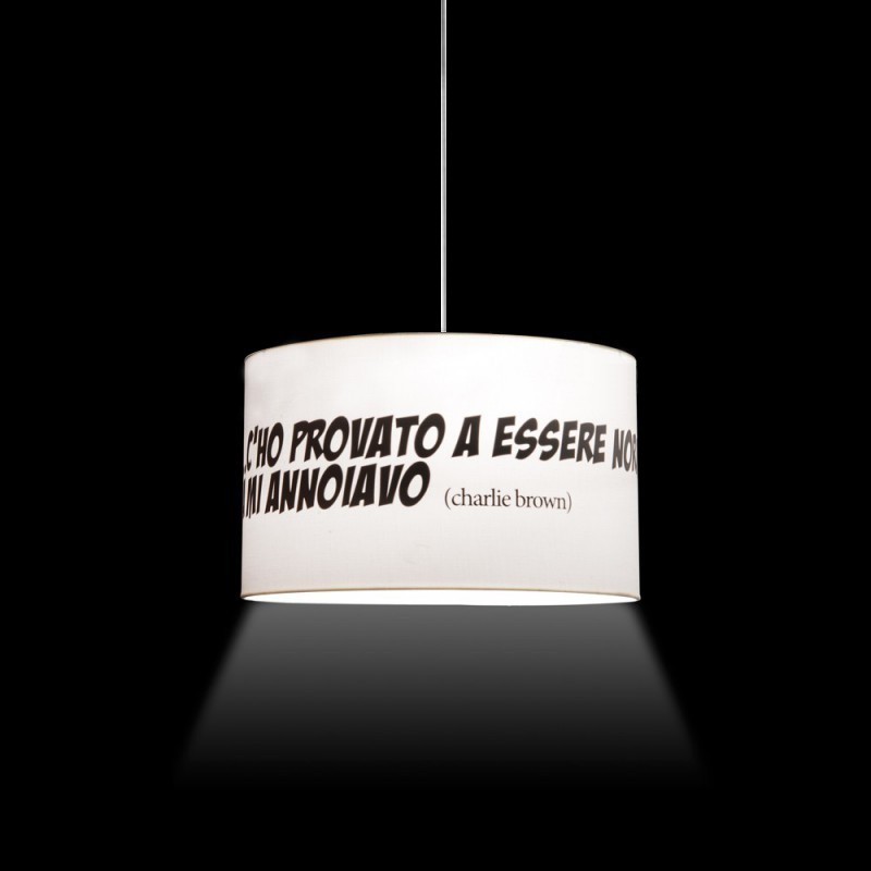 Lampadario a sospensione moderno, forma cilindrica, con paralume in cotone e interno con aforisma, pendente e diffusore.